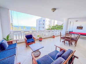 Outdoor dining - Mvuto mzuri Beachfront Apartments (Mombasa)