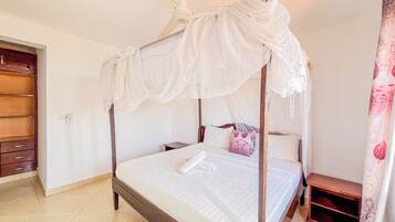 Desk, laptop workspace, iron/ironing board, free WiFi