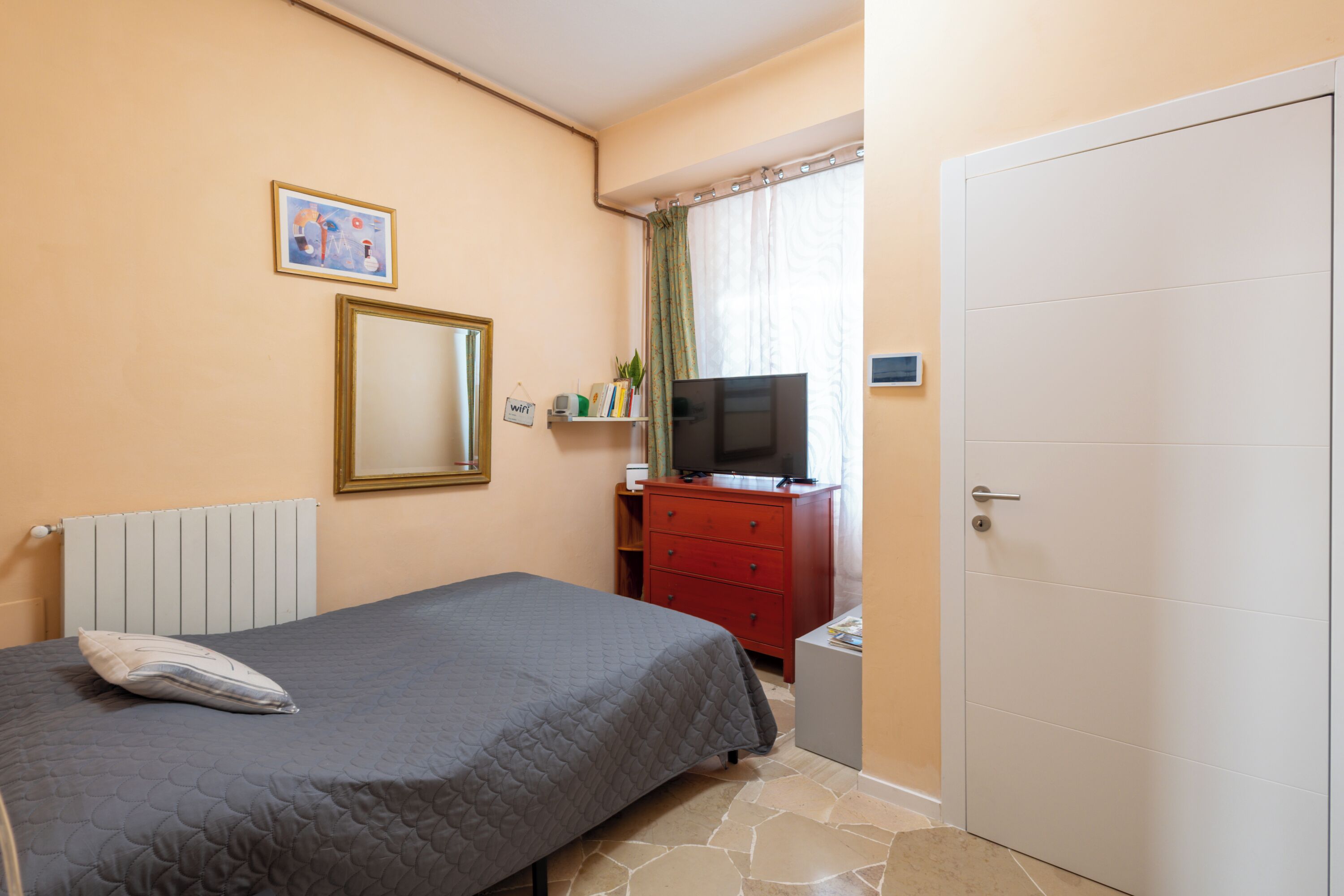 2 habitaciones, tabla de planchar con plancha, wifi y ropa de cama 