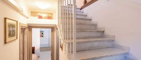 Una escala de marbre que porta a una plataforma.