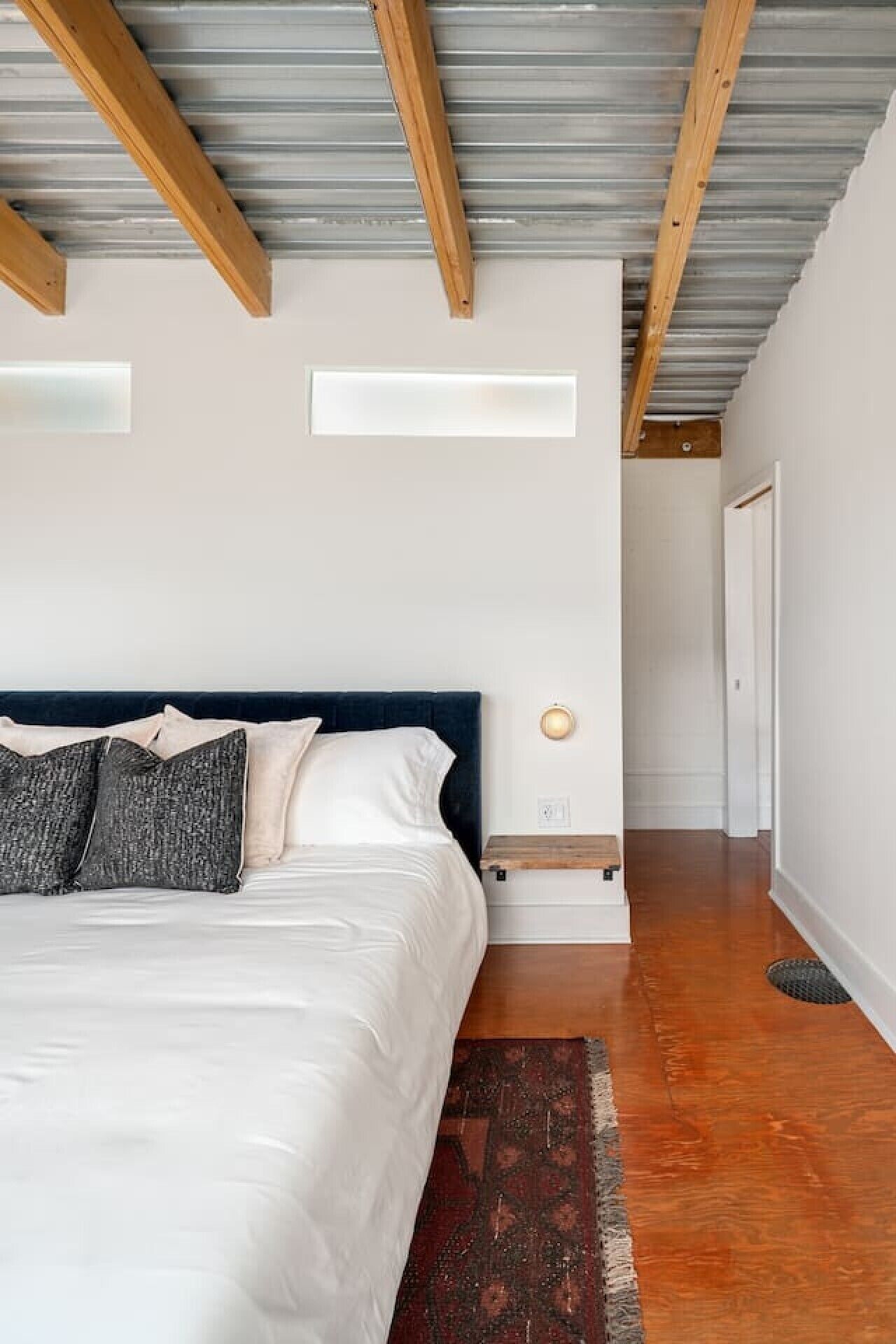 Desk, iron/ironing board, WiFi, bed sheets