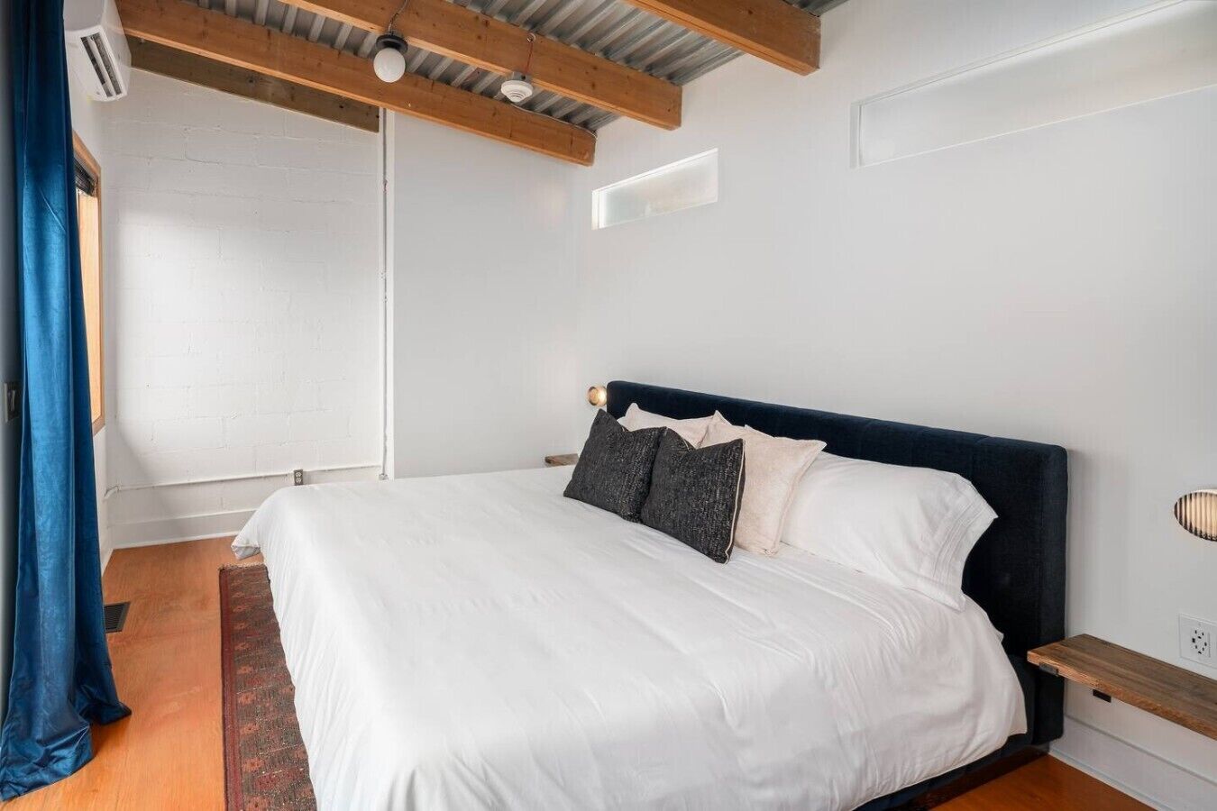 Desk, iron/ironing board, WiFi, bed sheets