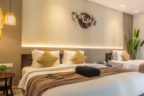 Una habitación de hotel con una cama grande, una mesita de noche, una lámpara de pared y un adorno mural.
