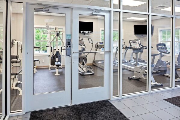 Ein Fitnessstudio mit Cardiogeräten, Krafttrainingsgeräten und Laufbändern.
