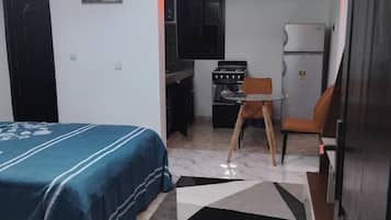 1 chambre, fer et planche à repasser, Wi-Fi gratuit, draps fournis