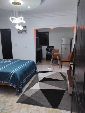 Tabla de planchar con plancha, wifi gratis, ropa de cama