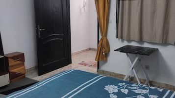 1 chambre, fer et planche à repasser, Wi-Fi gratuit, draps fournis