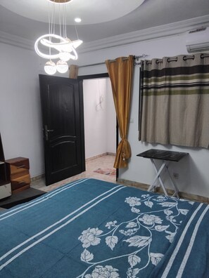 Tabla de planchar con plancha, wifi gratis, ropa de cama