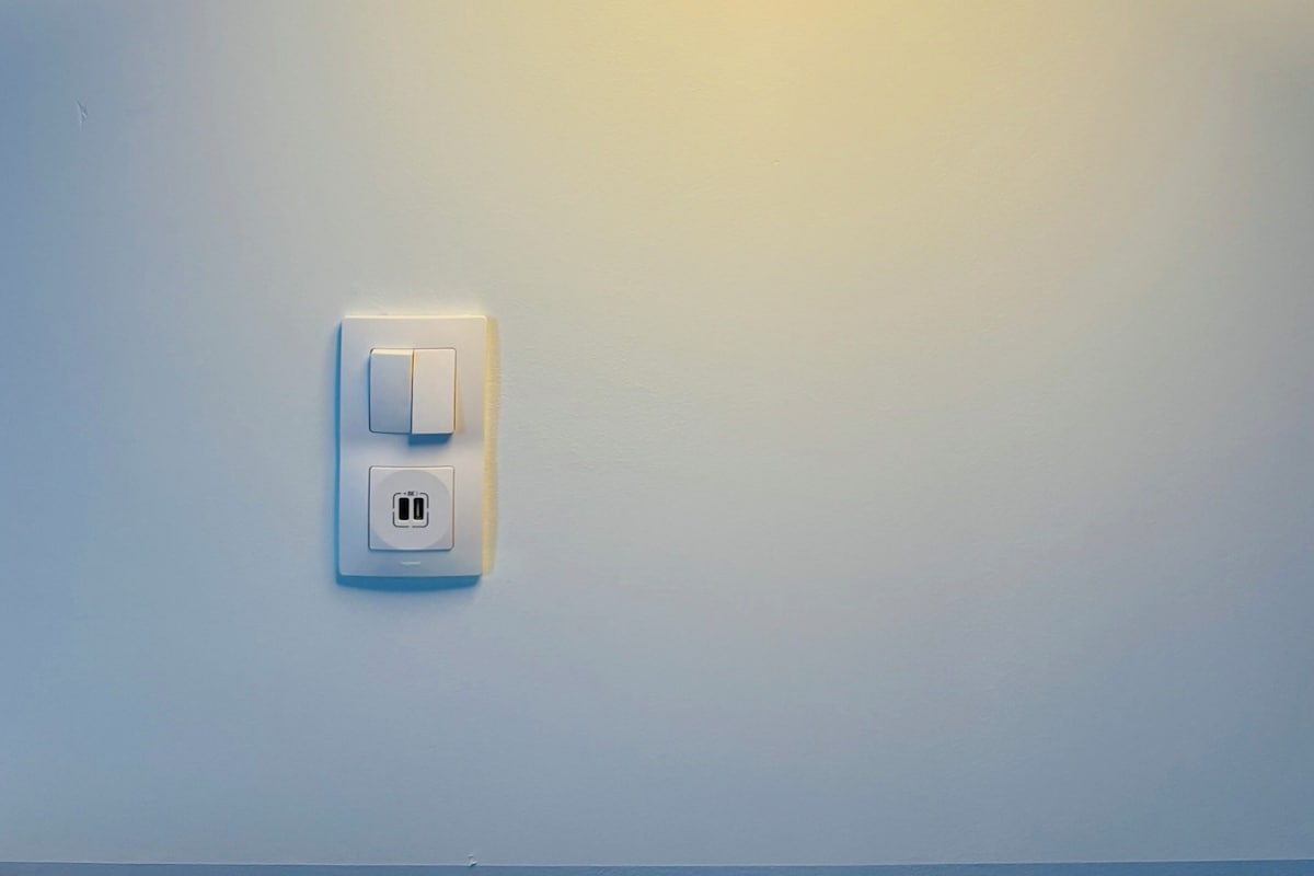 Arandela de parede com interruptor abaixo.