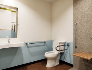 Habitación individual, acceso para personas con movilidad reducida, para no fumadores | Baño | Regadera, secadora de cabello, toallas, jabón 