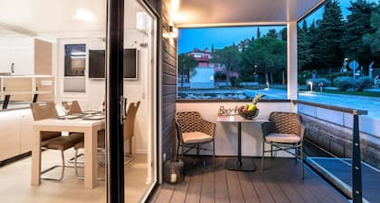 Exclusive Houseboat With hot tub