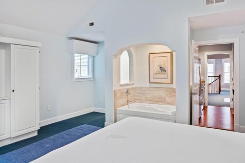 Cozy 1-bedroom apartment with AC in serene Williamsburg