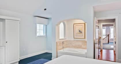 Cozy 1-bedroom apartment with AC in serene Williamsburg