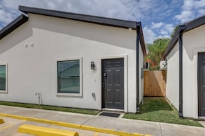 A modern building with a flat roof, a door, and a window. - Modern South Padre Studio #4 - Blocks to Gulf/Pool - Apartment (South Padre Island)
