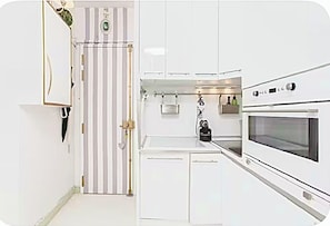 Kühlschrank, Herdplatte, Wasserkocher, Kochgeschirr/Geschirr/Besteck