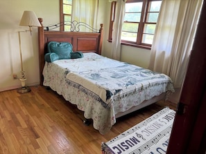 Tabla de planchar con plancha, wifi, ropa de cama