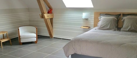 1 bedroom, desk, WiFi (free)