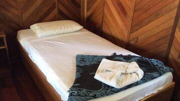 Dupleks Superior, 2 kamar tidur, balkon, pemandangan kolam renang | Meja kerja, ruang kerja ramah laptop, dan setrika/meja setrika