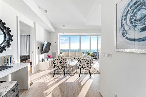 King Room in Lakeside Oasis Just Minutes from downtown