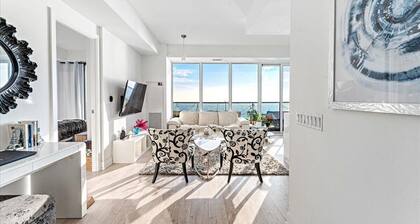 King Room in Lakeside Oasis Just Minutes from downtown