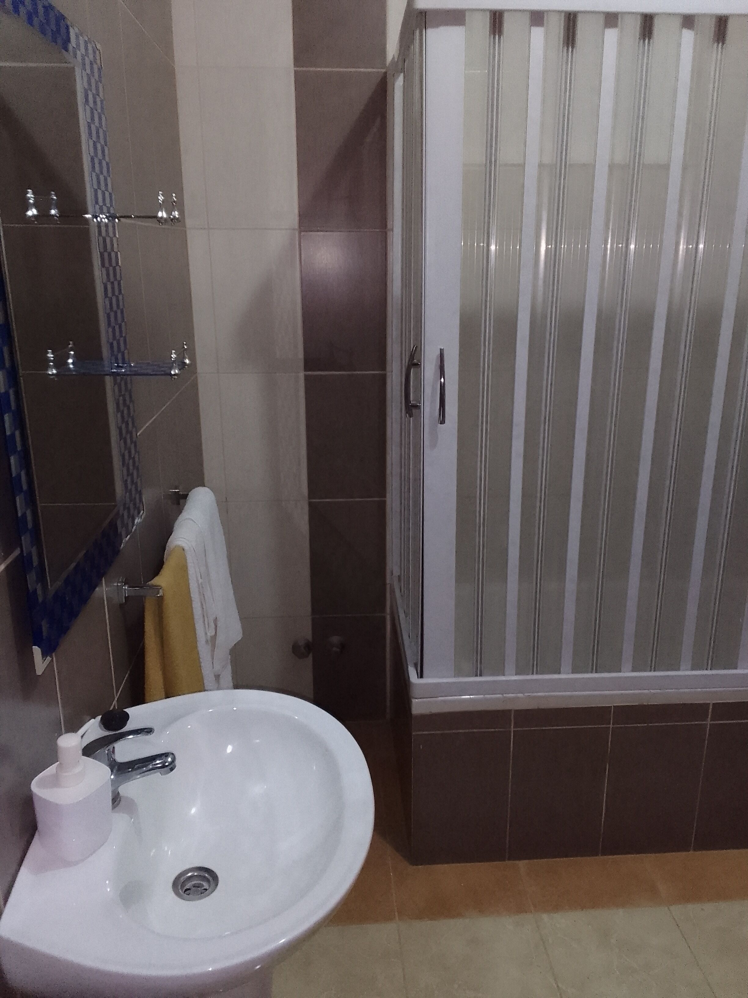 Comfort-Doppelzimmer, Balkon, Gartenblick | Badezimmer | Dusche, Haartrockner, Handtücher, Seife