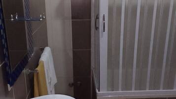 Comfort-Doppelzimmer, Balkon, Gartenblick | Badezimmer | Dusche, Haartrockner, Handtücher, Seife