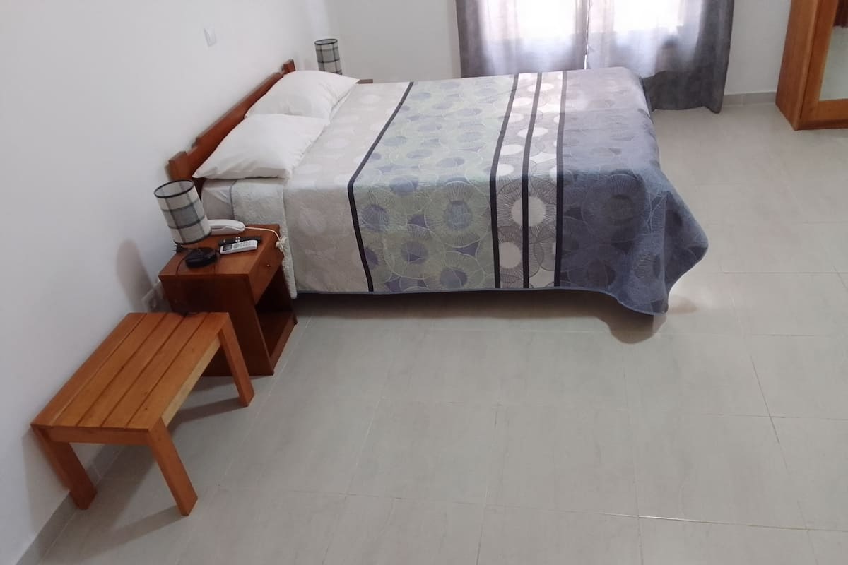 Habitación individual clásica, vista al jardín | Escritorio, espacio para trabajar con laptop y wifi gratis