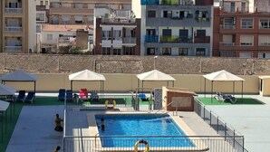 A rooftop swimming pool with a view of surrounding buildings. - Peaceful 2-Bedroom Apartment, Shared Pool, Balcony, Torrevieja, Alicante (Torrevieja)