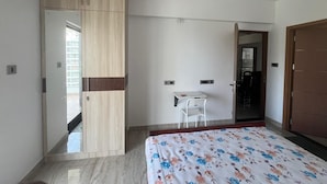 3 habitaciones, tabla de planchar con plancha, wifi y ropa de cama 