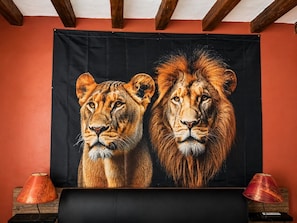 A tapestry of two lions on a wall. - Getaway in Touraine–House with a private courtyard (Bléré)