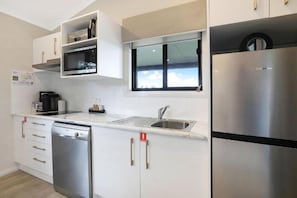 Private kitchen - Reflections Holiday Park Forster Beach (Forster)