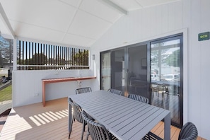 Outdoor dining - Reflections Holiday Park Forster Beach (Forster)
