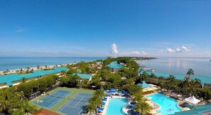 Un complexe hôtelier doté d’un court de tennis, d’une piscine et d’un accès à la plage.