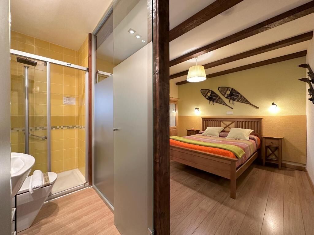 Habitación estándar doble | Baño | Ducha, artículos de higiene personal gratuitos y secador de pelo
