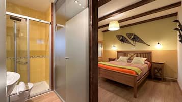 Habitación estándar doble | Baño | Ducha, artículos de higiene personal gratuitos y secador de pelo