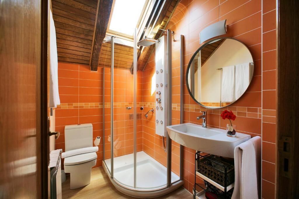 Douche, articles de toilette gratuits, sèche-cheveux