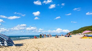 A beach with people, umbrellas, and a clear sky. - Studio for 2 People Near the sea (Kamien Pomorski)