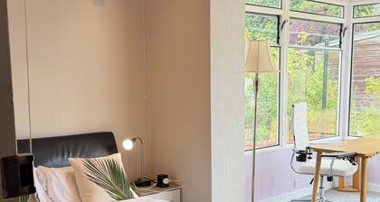 Cute cottage for 8, near city centre, parking, gardens. Newly refurbished.
