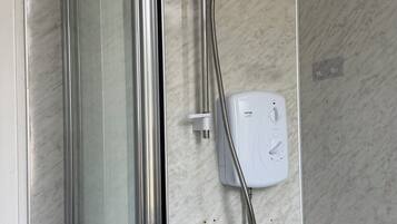Ducha, secador de pelo, bidé y toallas