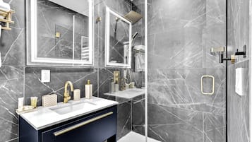 Dusche, Haartrockner, Handtücher, Seife