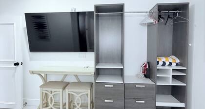 1-bedroom/studio apartment with kitchen & AC. Key Largo