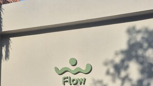 En bygnings facade med et logo og et rektangulært vindue.