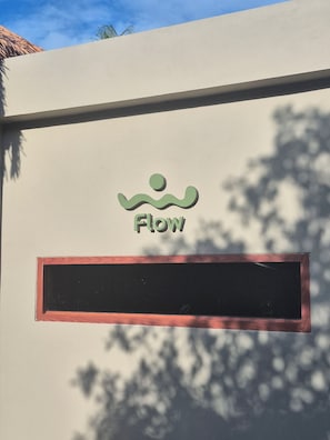 Fachada de edificio con un logotipo y una ventana rectangular.
