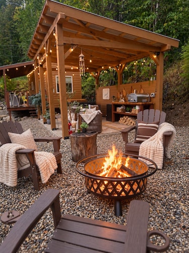Boutique Tiny Home Escape | Private Hot Tub, Fire Pit, Pizza Oven & Gazebo