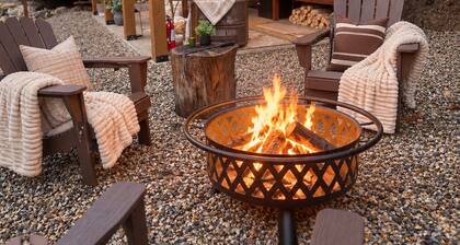 Boutique Tiny Home Escape | Private Hot Tub, Fire Pit, Pizza Oven & Gazebo