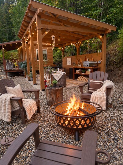 Boutique Tiny Home Escape | Private Hot Tub, Fire Pit, Pizza Oven & Gazebo