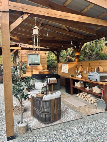 Boutique Tiny Home Escape | Private Spa Gazebo, Hot Tub & Pizza Oven