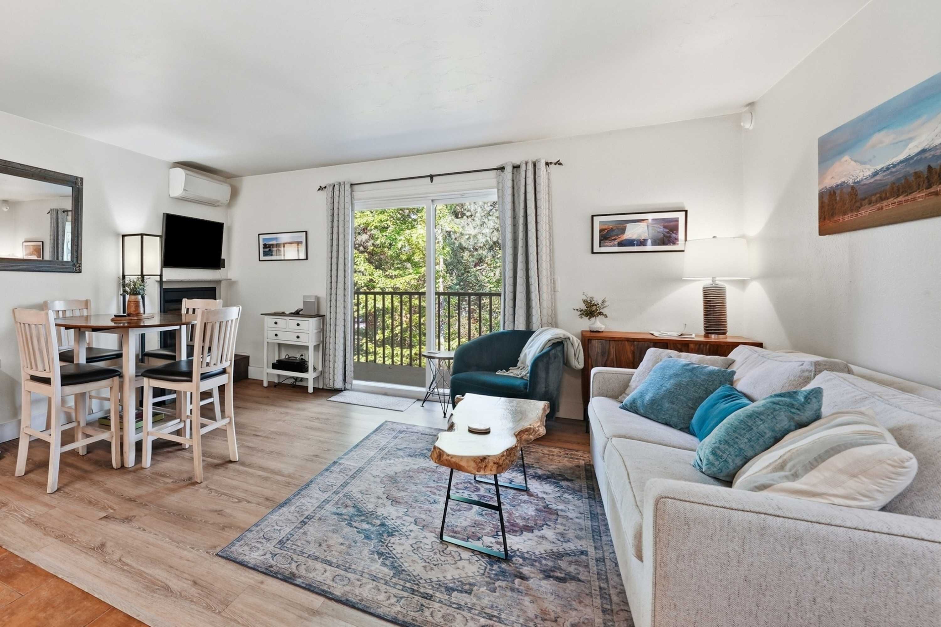 Apartment, 1 Queen-Bett und Schlafsofa, Gartenblick (Cozy Condo by Downtown) | Wohnbereich
