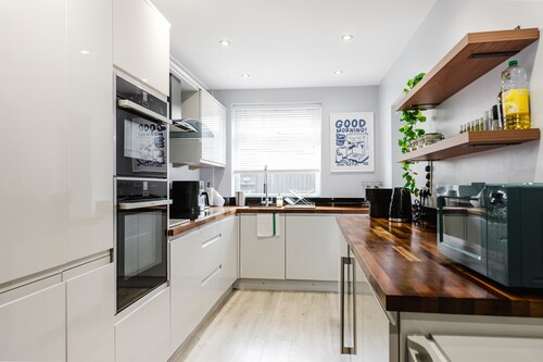 Etihad Co-op Live 3-bed Free Parking