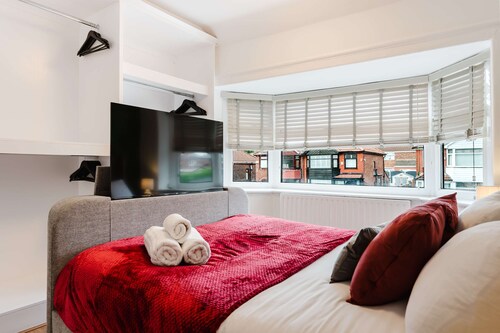 Etihad Co-op Live 3-bed Free Parking